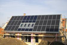 Oben ohne Solartechnik (und ohne DachdeckerInnen) wäre die Energiewende kaum zu schaffen gewesen.