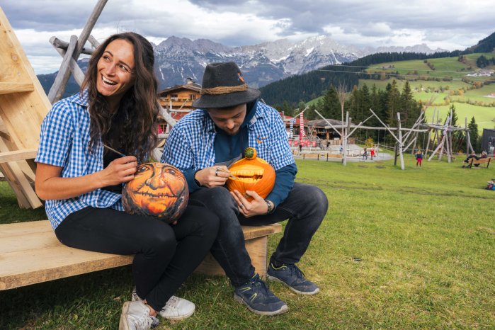 Kürbisschnitzer Patrick vor dem Wilden Kaiser TVB @Nick Berger Hochaufgelöst-4 Web.jpg