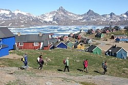 Ostgroenland Wandergruppe oberhalb von Tasiilaq klein.jpg
