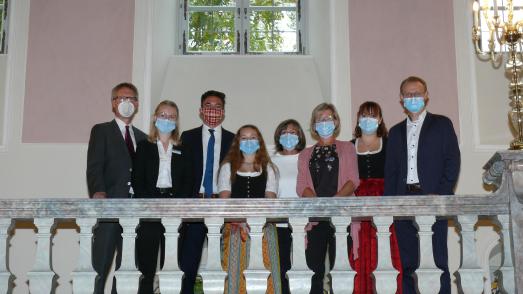 Neuen Auszubildenden Sara Jäger (4.v.l.) und Michelle Bäurle (2.v.r.) mit dem dualen Studenten Philipp Semer (3.v.l.) und der angehenden Hotelkauffrau Anna Maria Hutter (2.v.l.) gemeinsam mit Werkleiter Dr. Stefan Raueiser, Hausdame Barbara Jahreiß, Serviceleiterin Christiane Breidenbach und Empfangschef Markus Spies (v.l.n.r.) bei der Begrüßung in Kloster Irsee.