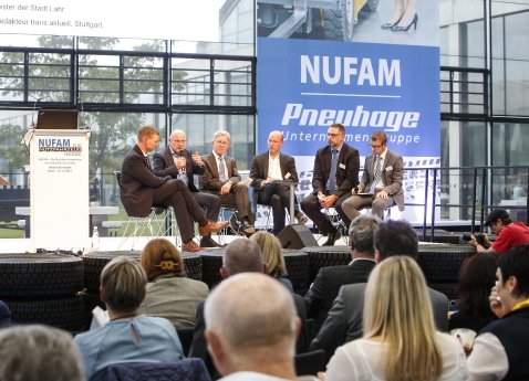 NUFAM-VerkehrsministerHermann-Podiumsdiskussion.jpg