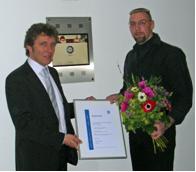Werner Kraus, Bereichsleiter Training der TÜV SÜD Akademie (links), begrüßt den 100.000 Teilnehmer in diesem Jahr, den Hamburger Dominique Steinhauf