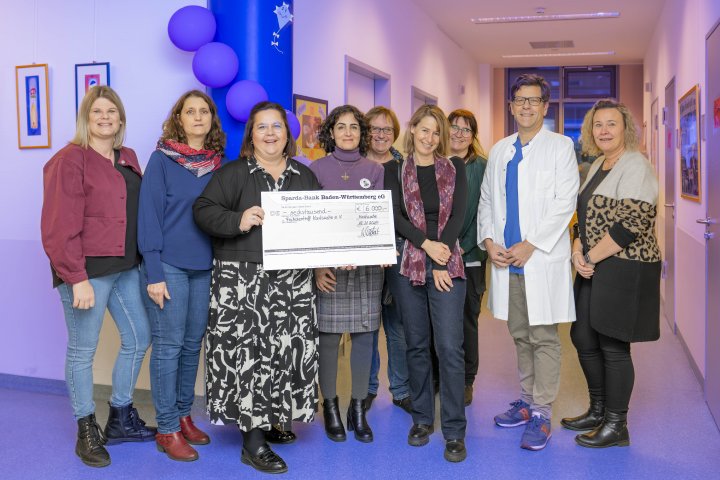 Unterstützung für Frühgeborene: Laternenumzug und Lila Licht im Klinikum Karlsruhe