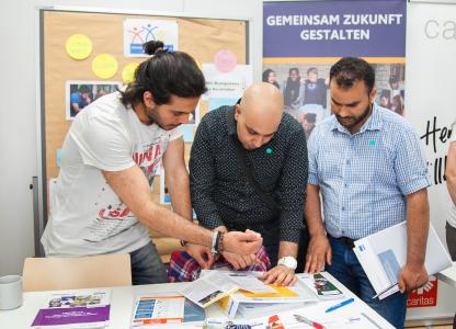 Eine erste Orientierung für geflüchtete Jugendliche: Beim Perspektiventag in Passau konnten sich die künftigen Azubis an Informationsständen regionaler Unternehmen über Ausbildungsmöglichkeiten und Jobs informieren / Foto: obx-news/Fotostudio Kaps