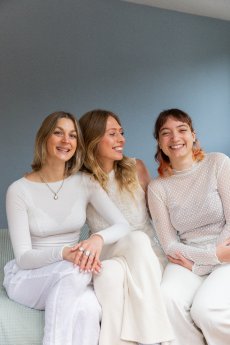 Presse_FEMNA_Frauen_Happy_zusammen_140124.jpg