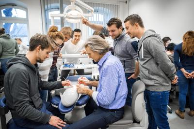 Phantomkopf und Frasacomodelle zum Üben von Arbeitstechniken am Kiefer: Der promovierte Zahnarzt Prof. Dr. Ingo Voges (Mitte) brachte Studierenden der Dentaltechnologie unterschiedliche Schnitt- und Nahttechniken näher. (Foto: Hochschule Osnabrück / Oliver Pracht)