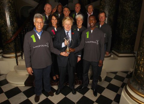 Boris Johnson mit Laureus Academy Members.jpg