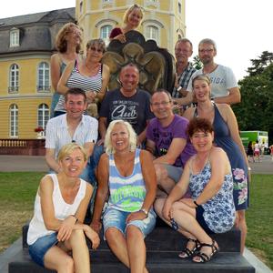 Stefan Gerich (4.v.l.) und "seine" Wandergruppe beim Besuch Schloss Staufenberg; Quelle: KTG