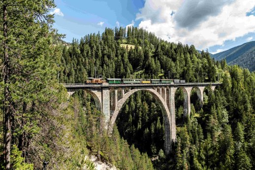 Nostalgiezug-bei-Wiesen.jpg