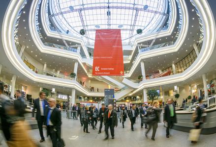 Zu den Weltleitmessen in Nürnberg zählt auch die European Coatings Show mit fast 1000 Ausstellern, die den jährlich über 25.000 Besuchern die Welt der Farben und Lacke öffnet. Foto: obx-news
