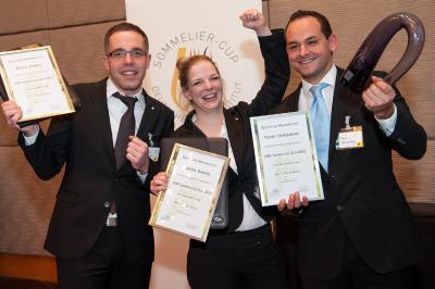 Tommy Hergenhan gewinnt Sommelier-Cup 2012 des Deutschen Weininstituts (DWI). Er ist Sommelier im "Landhaus Eggert" in Münster. Björn Zimmer, Frankfurt, Restaurant Zarges (2. Rang), Sabrina Gabriel, Köln, Excelsior Hotel Ernst (3. Rang) / Bildquelle: www.deutscheweine.de