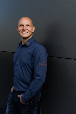 acp fuer BrandQueen - Peter Holubec mit dunkelblauem Hybrid Shirt von Seven Seas.jpg