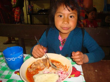 Bild 2_Strahlendes-Mädchen-aus-dem-Ernährungsprojekt-genießt-ihre-warme-Mahlzeit.JPG