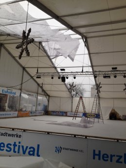 Dachreparatur_Stadtwerke_Eisfestival_1klein.JPG