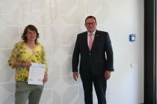 Unter Corona-Bedingungen erhielt Christiane Frey (links) aus den Händen von Kammerpräsident Klaus Hofmann ihre Bestellungsurkunde, Foto: Handwerkskammer