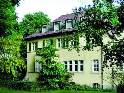 Die Psychotherapieambulanz der C-AP befindet sich in einer stilvoll renovierten, hundertjährigen Villa im obere Park des Christophsbads. Abbildung Christophsbad