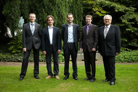 v.l.n.r.: RA Hans-Georg Muckermann, Vorstandsvorsitzender der Stiftung, Dr. Armin Schüttler , Dr. Grégory Pasquier, Dr. Johannes Hadersdorfer und Prof. Dr. Klaus Schaller, Kuratoriumsvorsitzender der Stiftung