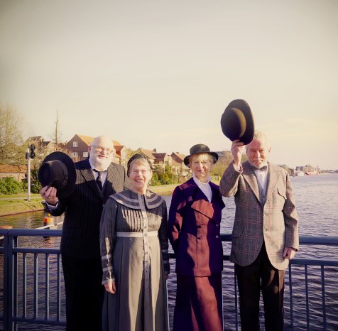 Szenische Führung Wilhelmshaven_Gruppenfoto.jpg