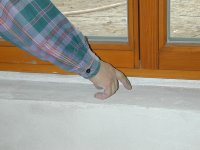 Auch für Laien leicht zu erkennen: vollständig verputzte Auflagefläche einer Fensterbank.