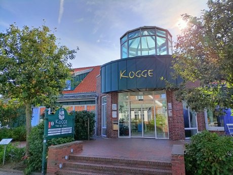Spiekeroog_Kogge_Eingang_Sommer_NSB.jpg