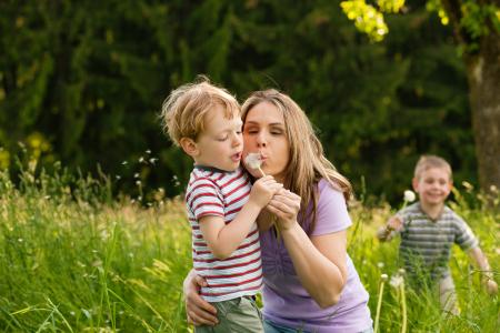 Den Frühling genießen mit Pollagen, Quelle: Kzenon/Shutterstock, Bencard Allergie