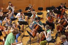 Der Chefdirigent der Deutschen Streicherphilharmonie, Wolfgang Hentrich, während der Probenarbeit mit Mitgliedern des Orchesters / Foto: © Mutesouvenir | Kai Bienert