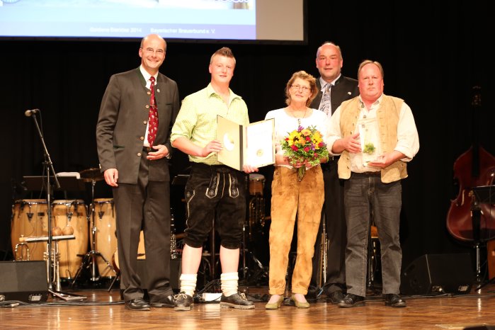 BBB-HGF-DrLEbbertz_Goldene-BierIdee-Gewinner-2014-Familie-Walter-Liebick_Brauerpr%C3%A4sident-FD.jpg