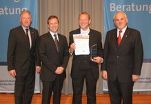 Gerhard Pfleil von der Grob GmbH zusammen mit Kammerpräsident Walter Tschischka (rechts), Verbandsdirektor Ralph Schlusche (2.v.l.) und Hauptgeschäftsführer Dieter Müller (links) nach der Auszeichnung mit der Ausbildungsstele
