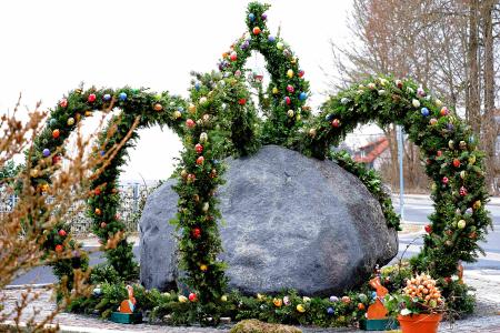 Von Mitte April bis Anfang Mai sind in diesem Jahr allein im Amberg-Sulzbacher Land in der Oberpfalz rund 30 Osterbrunnen zu sehen. Foto: obx-news/AOVE