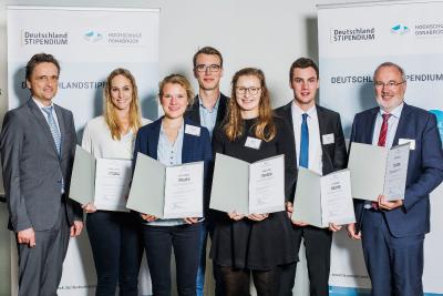 Die Stipendiatinnen und Stipendiaten der Dieter-Fuchs-Stiftung, eingerahmt von Hochschulpräsident Prof. Dr. Andreas Bertram (li.) und Stiftungsvorstand Josef Diekmann, Leiter Unternehmenskunden und Vorstandsvertreter der Sparkasse Osnabrück