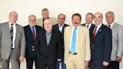 Vordere Reihe v. l. n. r.: Werner Kirchhoff, Norbert Weber, Artur Steinmann / Hintere Reihe v. l. n. r.: Rolf Haxel, Dr. Dirk Richter, Dr. Herbert Rasenberger, Ulrich Breutner, Dr. Christian Weseloh, Edwin Schrank / Nicht anwesend: Ingo Steitz