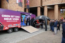 Im Beisein der Dachdecker-Innungen und Sponsoren des Projekts wurde das Dachmobil vorgestellt