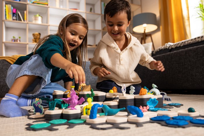 Ravensburger GraviTrax Junior - Spielszene World Boy & Girl 3.jpg