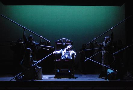 Kwan-Keun Lee (Macbeth) und Chor