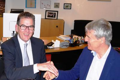 Bundesentwicklungsminister Dr. Gerd Müller (links) und Andreas Schöfbeck, Vorstand der BKK ProVita (rechts)