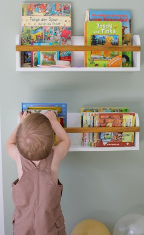 Bibliothek_-_Kleinkind_mit_Büchern.jpg