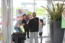 Ein Foto eines Fotos von Elias vor einem Foto von Elias