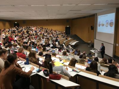 Herr Burkhard Kieker spricht im gut gefüllten Audimax; Foto/J. Jeske