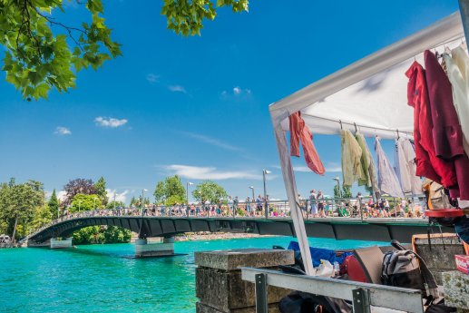 Konstanz-Flohmarkt-Stand-Fahrradbruecke-Seerhein-Menge-01_Copyright_MTK-Chris-Danneffel.jpg