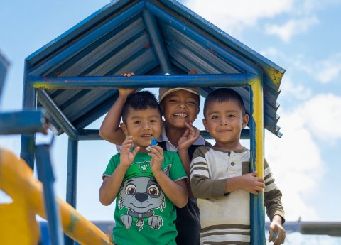 Bild 1_Kinderdorfschützlinge-beim-Spielen-auf-dem-Kinderdorfgelände.jpeg