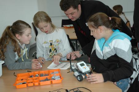 Beim Girls‘ Day 2012 an der Hochschule Osnabrück konnten Schülerinnen einen Roboter zusammenbauen