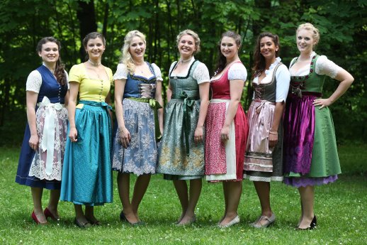 Johanna-Merkenschlager_Lena-Hochstrasser_Lena-Urban_Lisa-Papperger_Melanie-Fraas_-Latifah-W.jpg