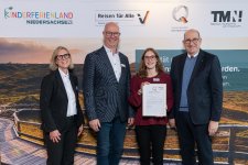 Freuten sich sehr über die Auszeichnung „ServiceQualität Deutschland Stufe II“. v.l. Meike Zumbrock (Geschäftsführerin TourismusMarketing Niedersachsen), Christian Wandscher (Geschäftsführer Bad Zwischenahner Touristik GmbH), Theresa Stumm (Marketing Bad Zwischenahner Touristik GmbH) und Matthias Wunderling-Weilbier (Staatssekretär Ministerium für Wirtschaft, Verkehr und Bauen). / Foto: www.scheffen.de