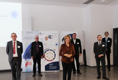 Ministerpräsidentin des Landes Rheinland-Pfalz überreichte heute der Hochschule Worms und der Technischen Universität (TU) Kaiserslautern Förderbescheide für die Einrichtung des Forschungskollegs „Sichere und Intelligente Visualisierungs- und Echtzeit-Rekonstruktions-Techniken für die Protonen-Computertomografie (SIVERT). v. li.: Prof. Dr. Steffen Wendzel, Hochschule Worms, Prof. Dr. Ralf Keidel, Hochschule Worms, Malu Dreyer, Ministerpräsidentin des Landes Rheinland-Pfalz, Prof. Dr. Nicolas R. Gauger, Technische Universität Kaiserslautern, Prof. Dr. Christoph Garth, Technische Universität Kaiserslautern, Prof. Dr. Alexander Wiebel, Hochschule Worms. Foto / Dorothea Hoppe-Dörwald