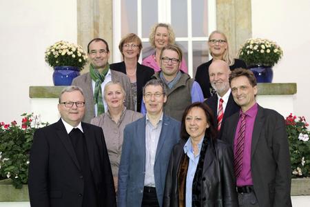 Feierten fünf Jahre "Madame Courage Osnabrück": Die Initiatorinnen und weitere Unterstützerinnen und Unterstützern des Förderprorgamms für alleinerziehende Eltern. Foto: Kerstin Hehmann