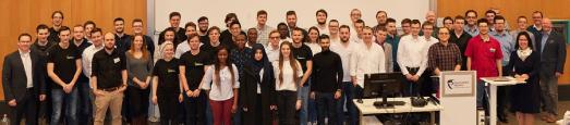 Sechs Teams und ein engagiertes Professorenteam zeigen bei der Abschlusspräsentation des Teamorientierten Projekts mit sechs innovativen Projekten tolle Ergebnisse (Foto: Hochschule Worms)