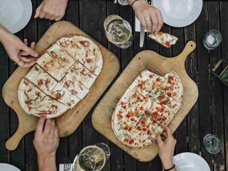 Wei%C3%9Fwein%20und%20Flammkuchen%20%C2%A9%20Badischer%20Weinbauverband%20e.V.-4515x3385-1600x12.jpg
