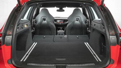 So schön, so scharf, so praktisch: Vorne die neu entwickelten Schalensitze, hinten viel Platz im Ladeabteil. Der neue Opel Insignia GSi Sports Tourer ist Beides – Sportkombi und Alltagsheld