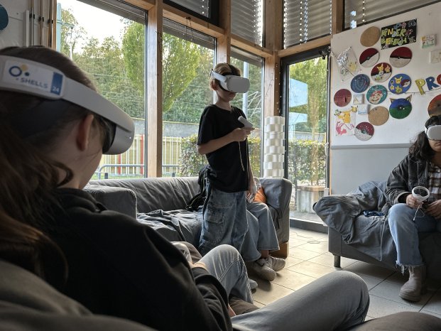 Die Jugendgruppe mit den VR-Brillen Detail 01.jpg