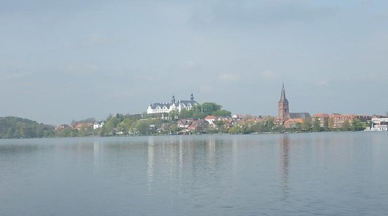 16-Plöner Schloss+Kirche©Mönchsweg e.V.-D. Ott.jpg